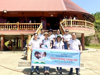 TẶNG QUÀ CÁC EM HỌC SINH TIỂU HỌC XÃ JƠ NGÂY, HUYỆN ĐÔNG GIANG, TỈNH QUẢNG NAM